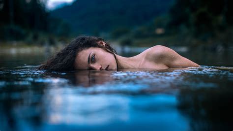 2560x1440 Resolution Stefano Cencio Brunette Model In Water 1440p