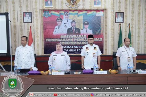 Bupati Kasmarni Raih Penghargaan Lencana Dan Piagam Produktivitas