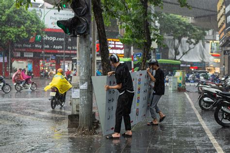 Cơn mưa vàng xối xả giải nhiệt cho Hà Nội chấm dứt chuỗi ngày nắng