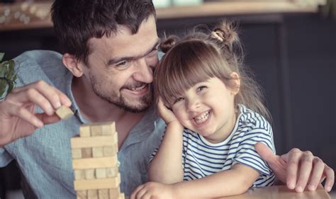 Papa Joue Avec Sa Fille Photo Gratuite