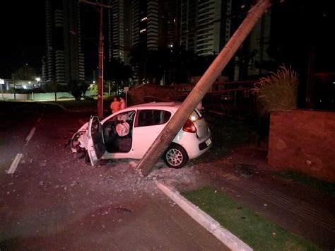 Carro Derruba Poste Motorista Levada Para Hospital E Bairro Fica Sem