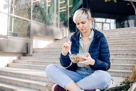 Girl Enjoying Her Lunch Break Outdoors 이미지 1356641810 게티이미지뱅크