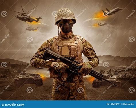 Posi O Armada Do Soldado No Meio De Uma Guerra Imagem De Stock