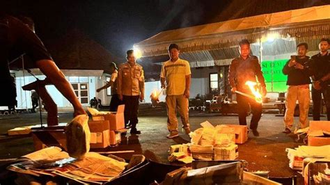 Situasi Terkini Indramayu Jelang Pencoblosan KPU Bakar Ribuan Surat