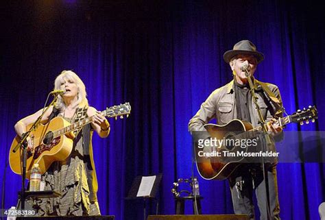 250 Emmylou Harris 7 Stock Photos High Res Pictures And Images