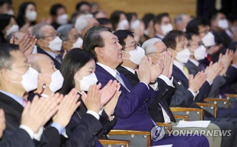 영상시청하는 윤석열 대통령 연합뉴스