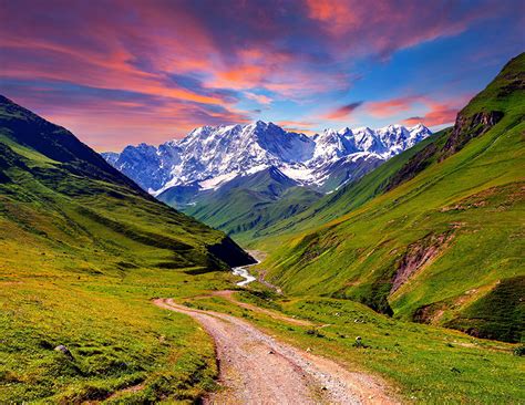 Paisajes De Montanas Y Rios
