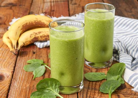 Batido de plátano y espinacas Pies descalzos en la cocina