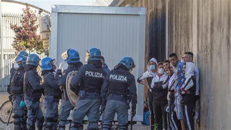 Milano L Espulsione Impossibile Del Ladro Con Nomi Falsi