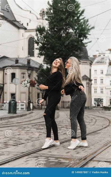 Amigos Que Sonr En Y Que Caminan En La Ciudad Vieja Imagen De Archivo