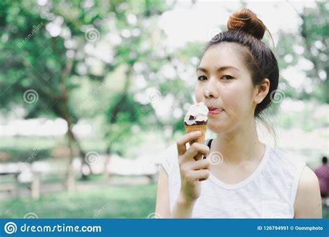 Mulher Superficial De Comer O Cone De Gelado Ela Feliz E Sorriso