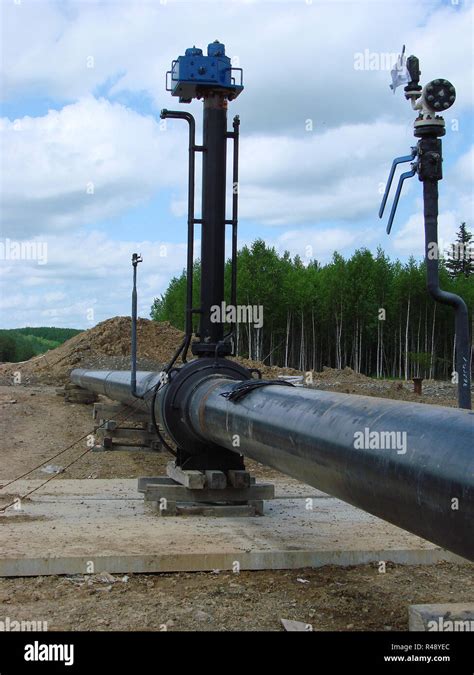 Construction of an oil and gas pipeline Stock Photo - Alamy