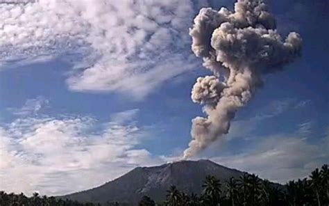 Gunung Ibu Meletus Sekali Lagi Debu Vulkanik Melonjak Hingga 3 000