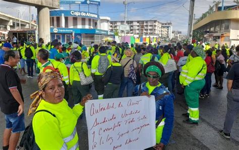 Trabajadores de aseo se mantienen en huelga de brazos caídos