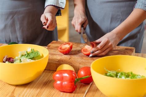 Mujeres Que Hacen Ensalada Forma De Vida Sana De La Nutrici N Imagen De