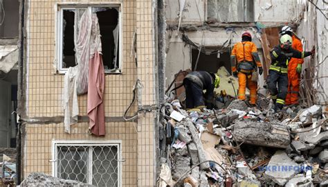 12 Tote nach Drohnenangriff auf Odessa Rettungskräfte bergen Leichen