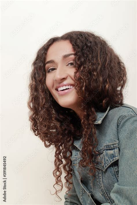 Retrato De Chica Adolescente Morena De Pelo Rizado Y Gran Sonrisa Sobre