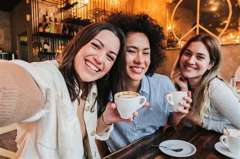 Grupo De Tres Mujeres J Venes Felices Tomando Un Retrato Selfie En Una