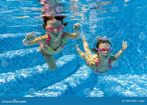 Enfants Nageant Sous L Eau Dans Le Regroupement Image Stock Image Du