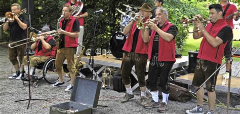 Neuer Feierabendhock unter Kastanien im Schlosspark Bad Säckingen