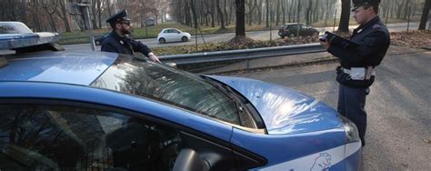 Monza Ladro Inseguito Dai Poliziotti Entra In Un Appartamento E Lo