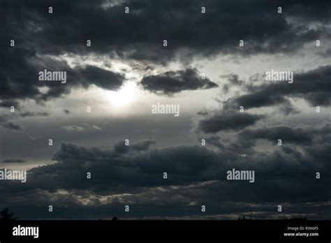 Bedrohliche Dunkle Wolken Stockfotos Und Bilder Kaufen Alamy