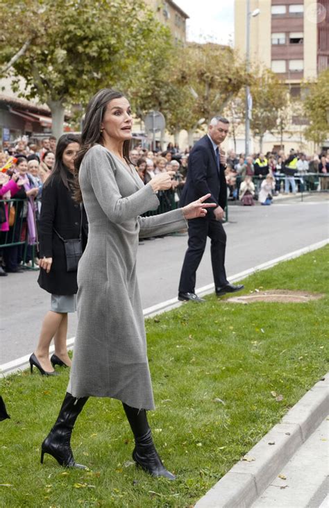 Photo Letizia Tait V Tue D Une Robe Midi Grise De La Marque Cortana