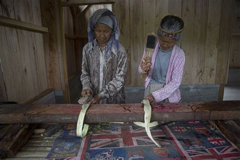 Album Asia Mengintip Pembuatan Kain Dari Kulit Kayu Di Sulawesi Tengah