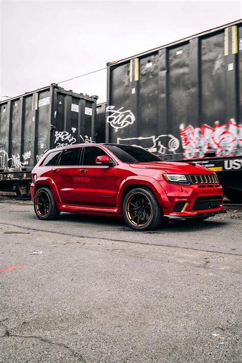 Downloaden Entfessledie Kraft Der Straße In Dem Jeep Trackhawk Wallpaper