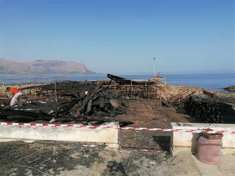 Isola Delle Femmine Partiti I Lavori Di Rimozione Del Lido Incendiato