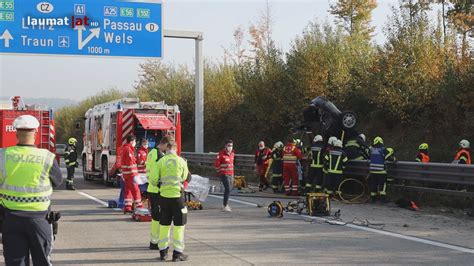 Autolenker Nach Schwerem Verkehrsunfall Auf Westautobahn Bei Pucking Im