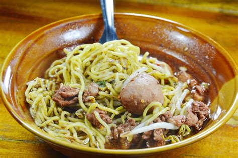 Macarronete Amarelo A Bola Da Carne De Porco Na Sopa Marrom Na