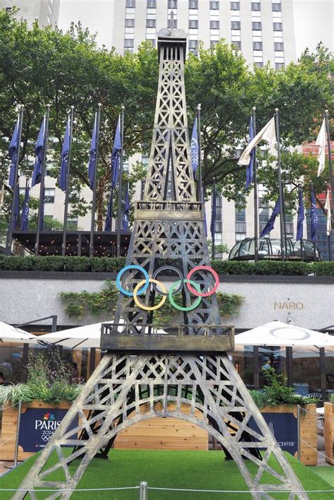 Réplica Da Torre Eiffel Nos Jogos Olímpicos De Paris De 2024 No Centro