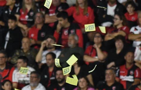 Ins Lito En La Cancha De Newell S Un Paracaidista Arroj Panfletos Con