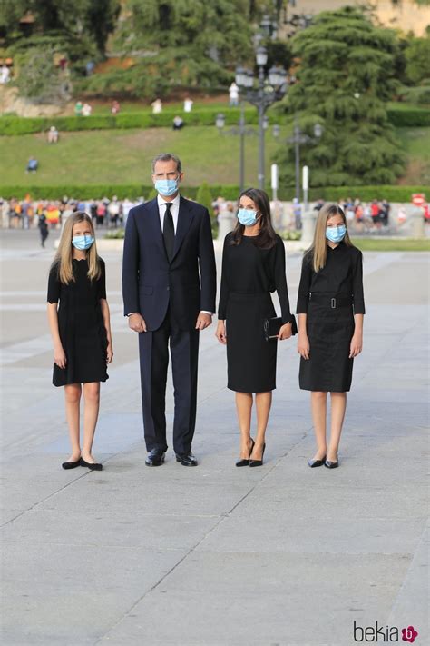 Los Reyes Felipe Y Letizia La Princesa Leonor Y La Infanta Sof A En El