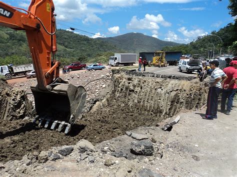 Nacionales Colocan Seis Tubos Para Sustituci N De Alcantarilla En La