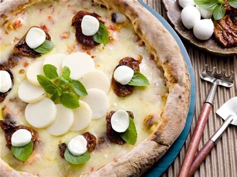 Pizza De Palmito Tomate Seco Mussarela De B Fala E Manjeric O