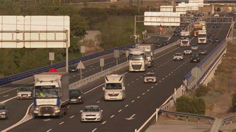 Tráfico fluido en las carreteras en la vuelta del puente de San Jorge