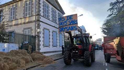 En Images Plus De Tracteurs D Agriculteurs En Col Re La Roche