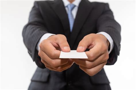 名刺交換のマナーとは？正しい受け取り方と渡し方・複数人で交換する際の順番を解説 Ikusajp