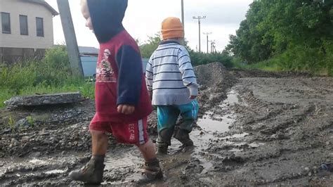 Рома и Павлика залезли в лужу! Дети купаются в грязи как Свинка Пепа ...