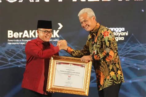 Mudahkan Layanan Publik Ganjar Pranowo Terima Penghargaan Dari