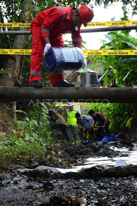 Pipa Pertamina Bocor Antara Foto