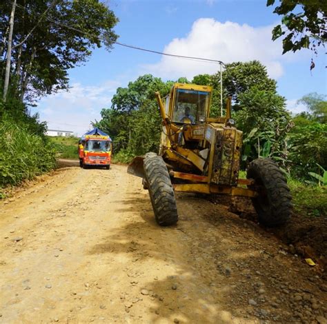 Prefectura de Esmeraldas mejora 19 kilómetros de vía en La Unión de