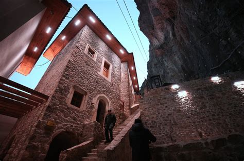 Türkiye s Sümela Monastery attracts tourists with its glittering