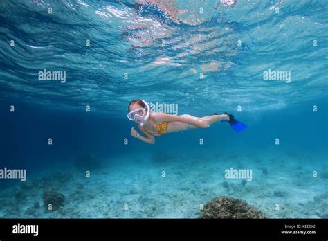 Une Adolescente Qui Nage Sous L Eau Dans Un Masque Et Palmes Photo