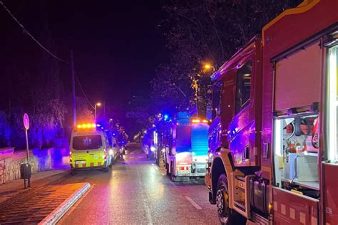 Cinc ferits i diverses famílies confinades en l incendi d un pis a