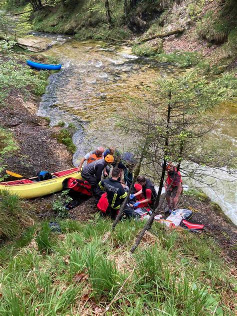 Strudel Dr Ckte J Hrigen Unter Wasser T Dlicher Unfall Mit Kajak