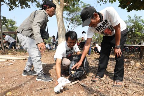 Petani Tebu Ganjar Gotong Royong Bersihkan Fasilitas Umum Bersama Warga