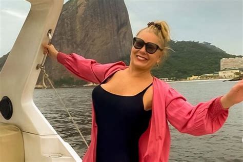 Aos 71 Anos Vera Fischer Exibe Corpo Perfeito Em Passeio De Barco